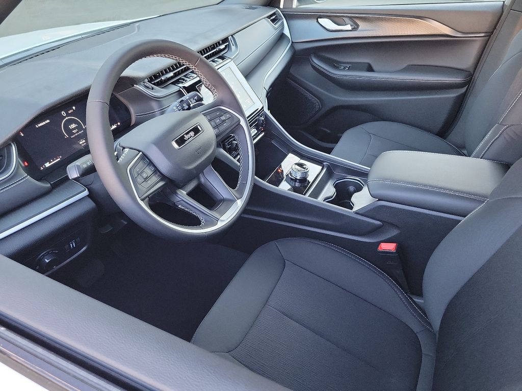 2025 Jeep Grand Cherokee Laredo photo 2