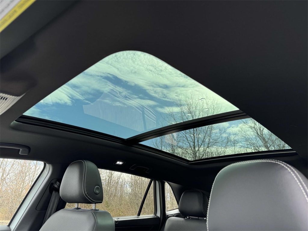 2025 Volkswagen Atlas Cross Sport SEL photo 3