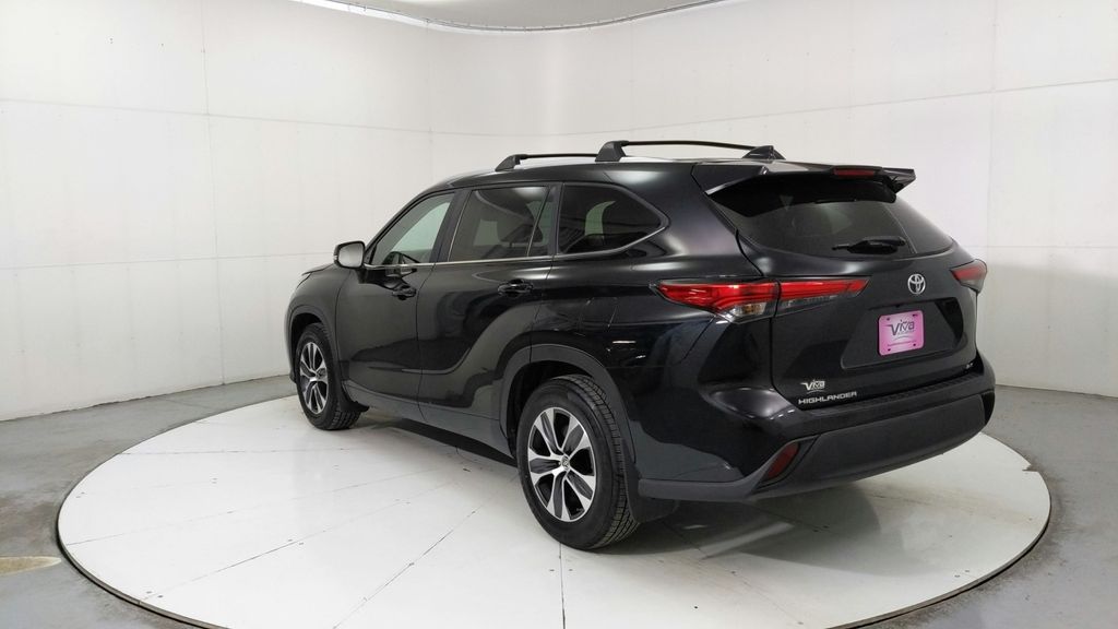 2023 Toyota Highlander L photo 3