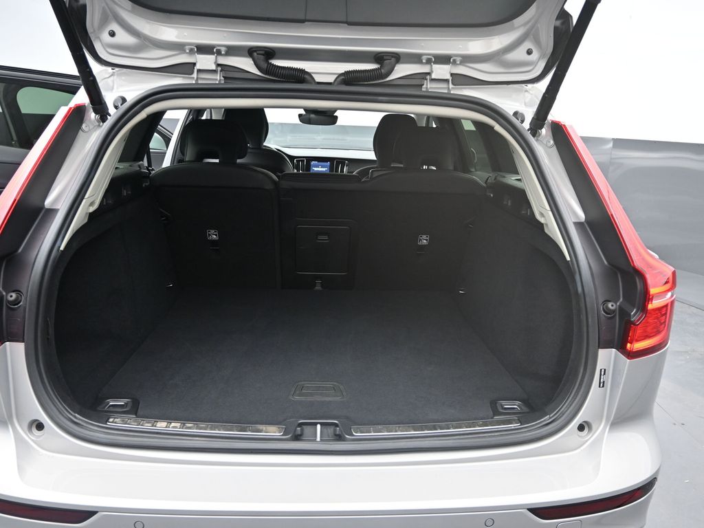 2025 Volvo V60 Cross Country B5 Plus photo 13