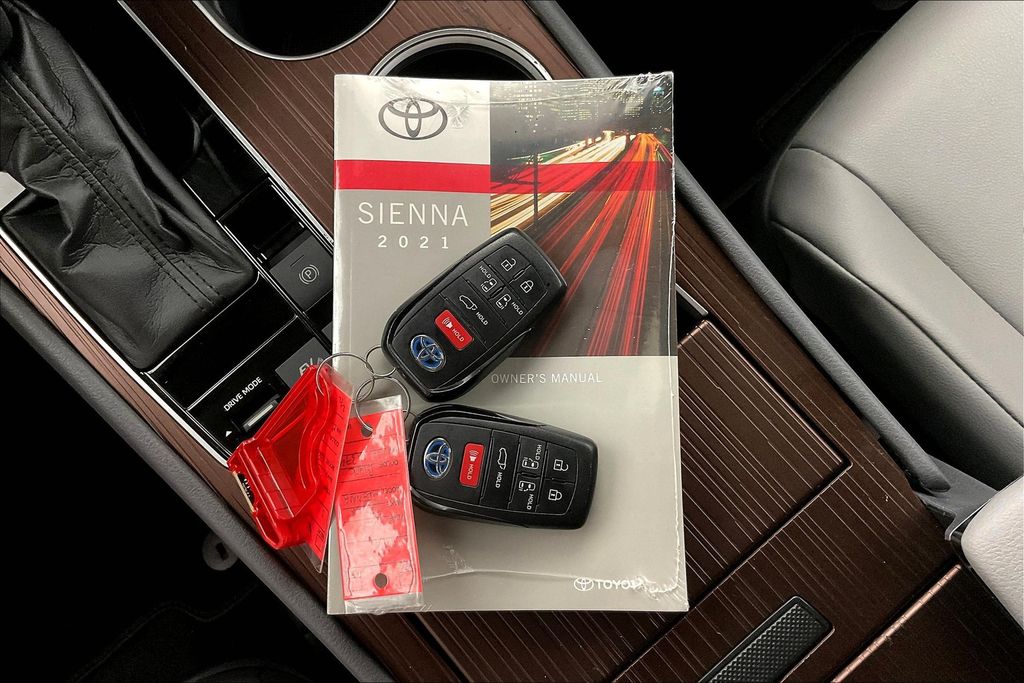 2021 Toyota Sienna XLE photo 12