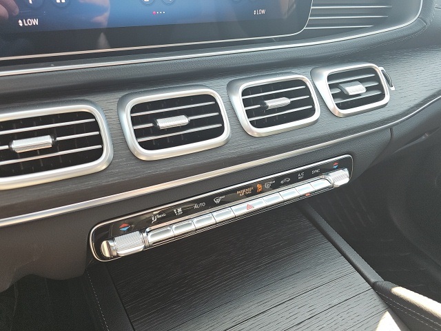 2026 Mercedes Benz GLS 450 4MATIC photo 18