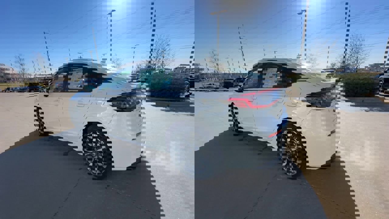 2026 Honda Civic Hatchback Touring Hybrid photo 3