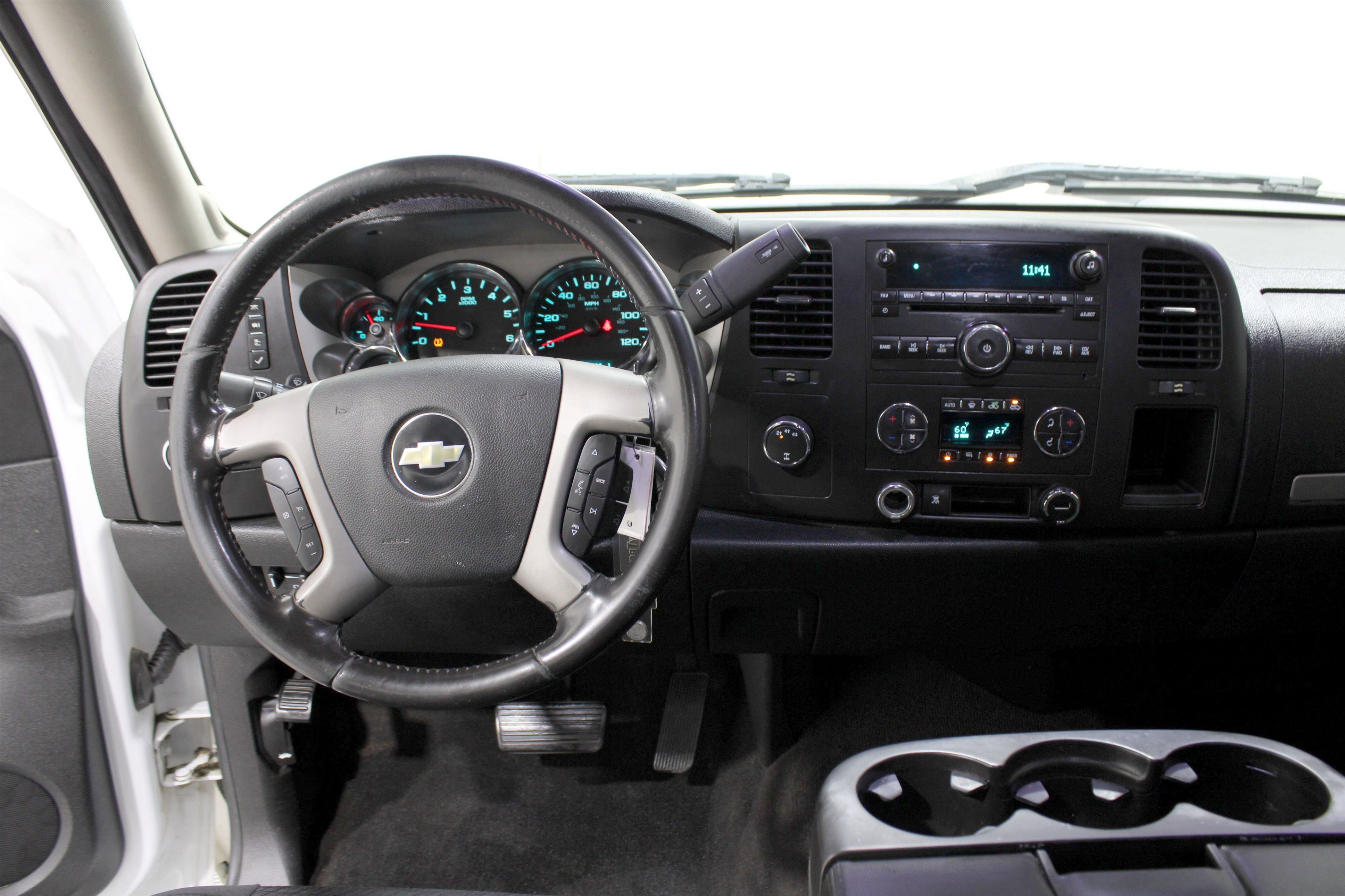 2011 Chevrolet Silverado 2500HD LT photo 2
