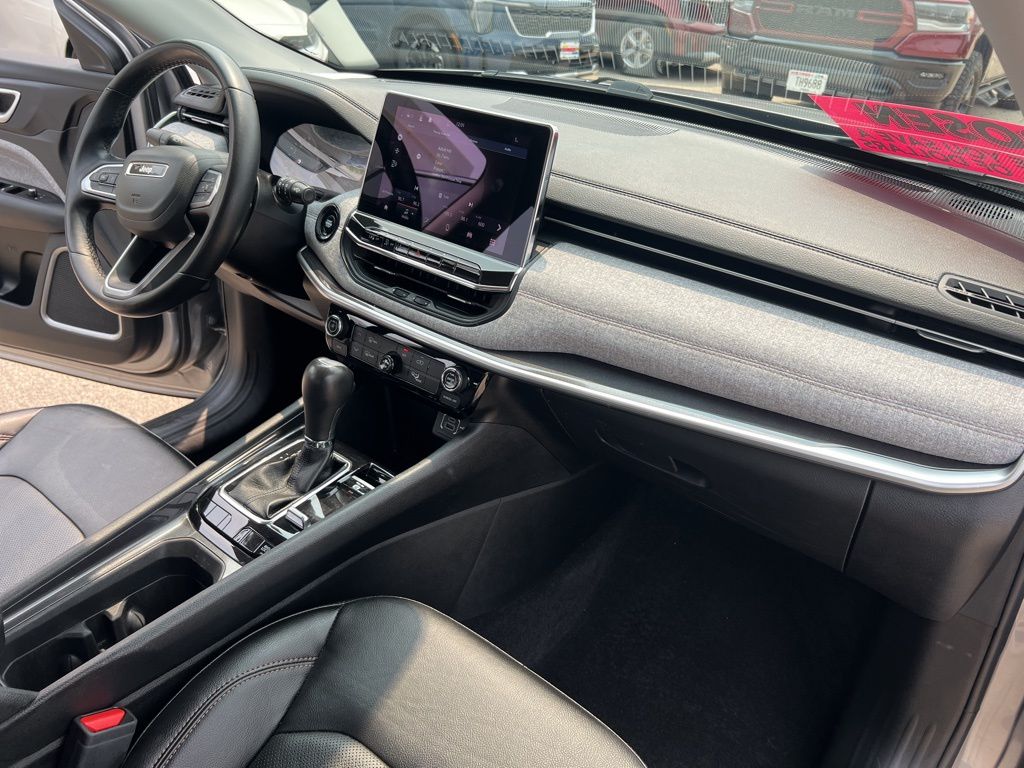 2022 Jeep Compass Latitude Lux photo 20