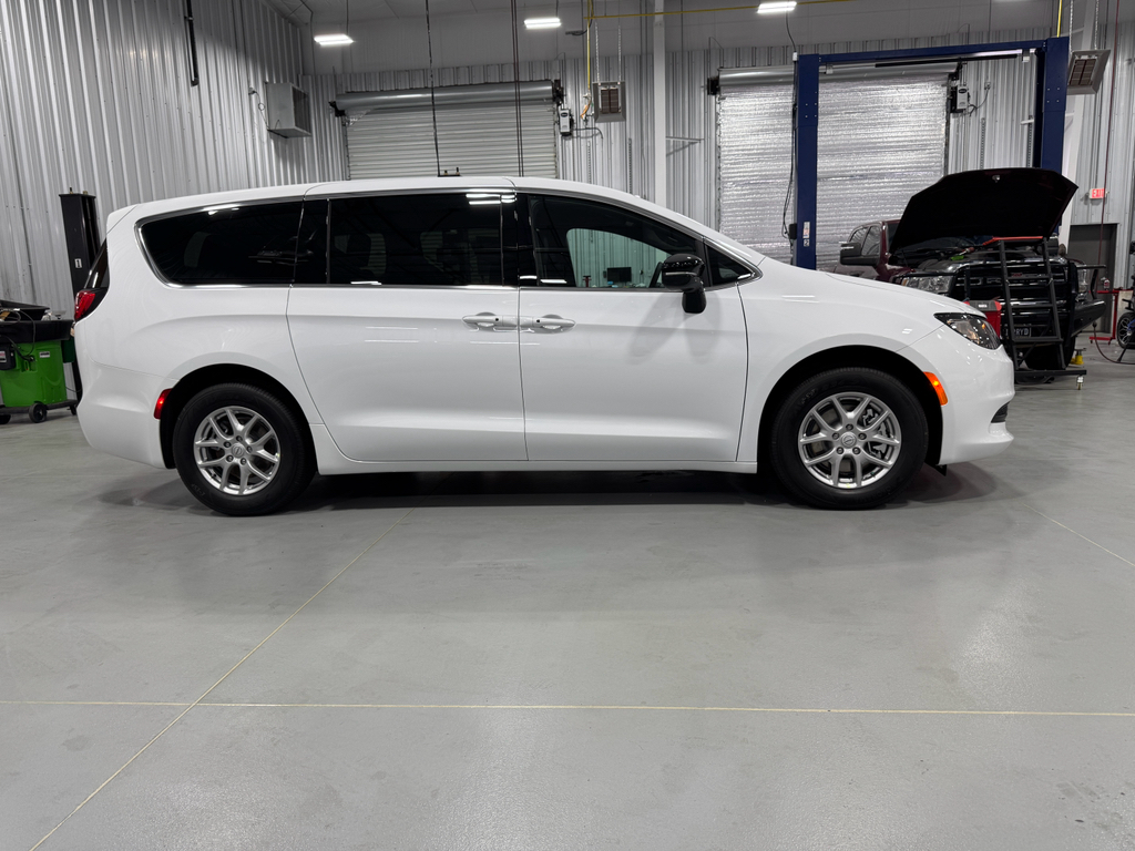 2026 Chrysler Voyager LX photo 13