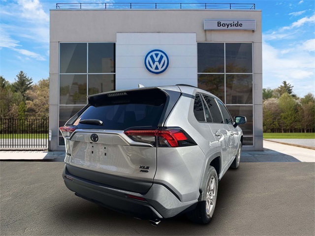 2022 Toyota RAV4 XLE photo 2