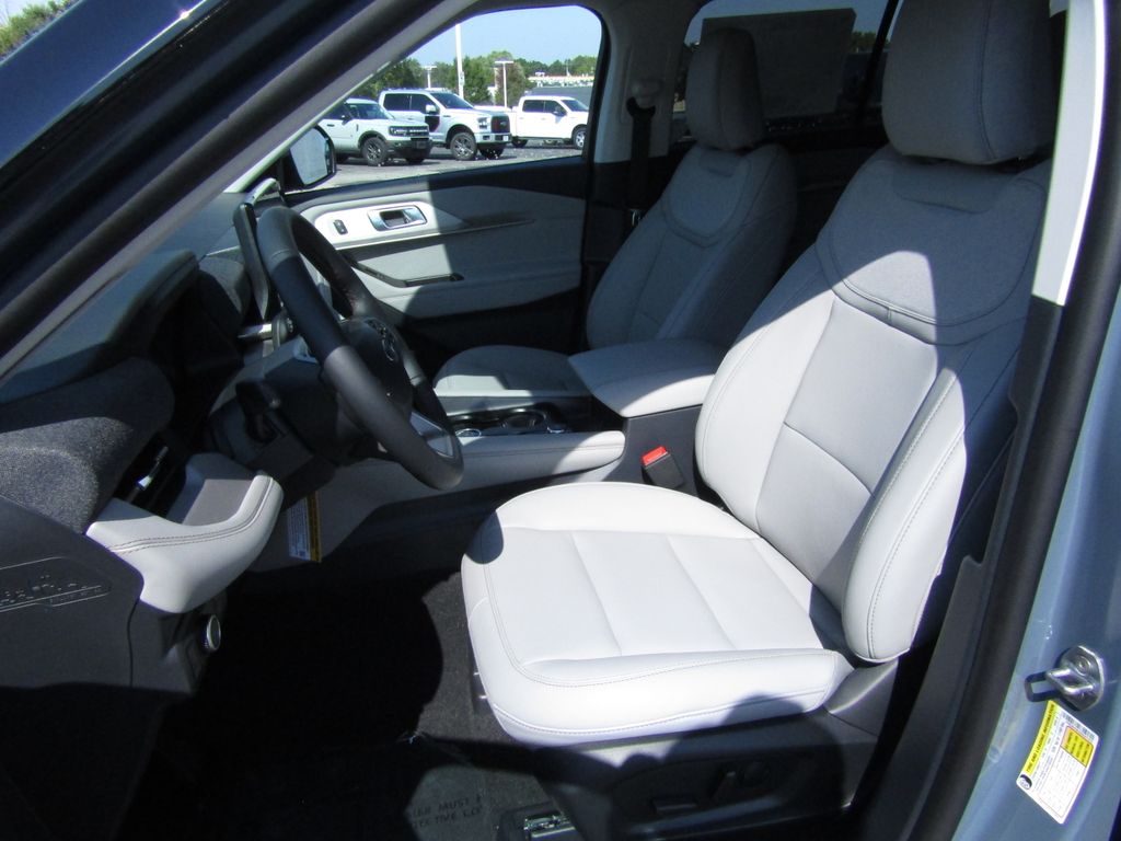 2025 Ford Explorer photo 8