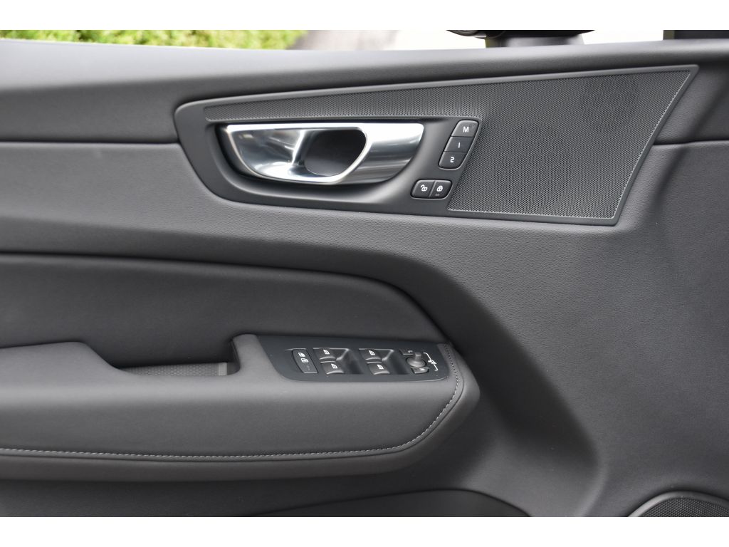 2026 Volvo XC60 B5 Plus photo 23