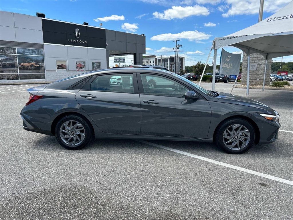 2024 Hyundai Elantra SEL photo 3