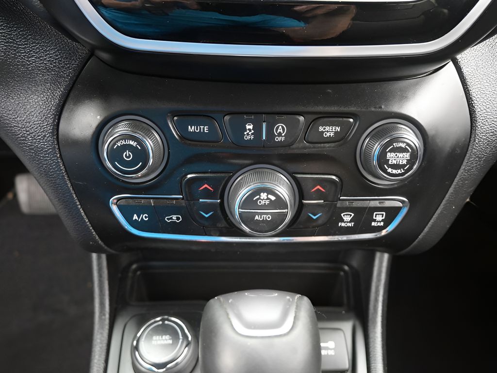 2020 Jeep Cherokee Limited photo 18