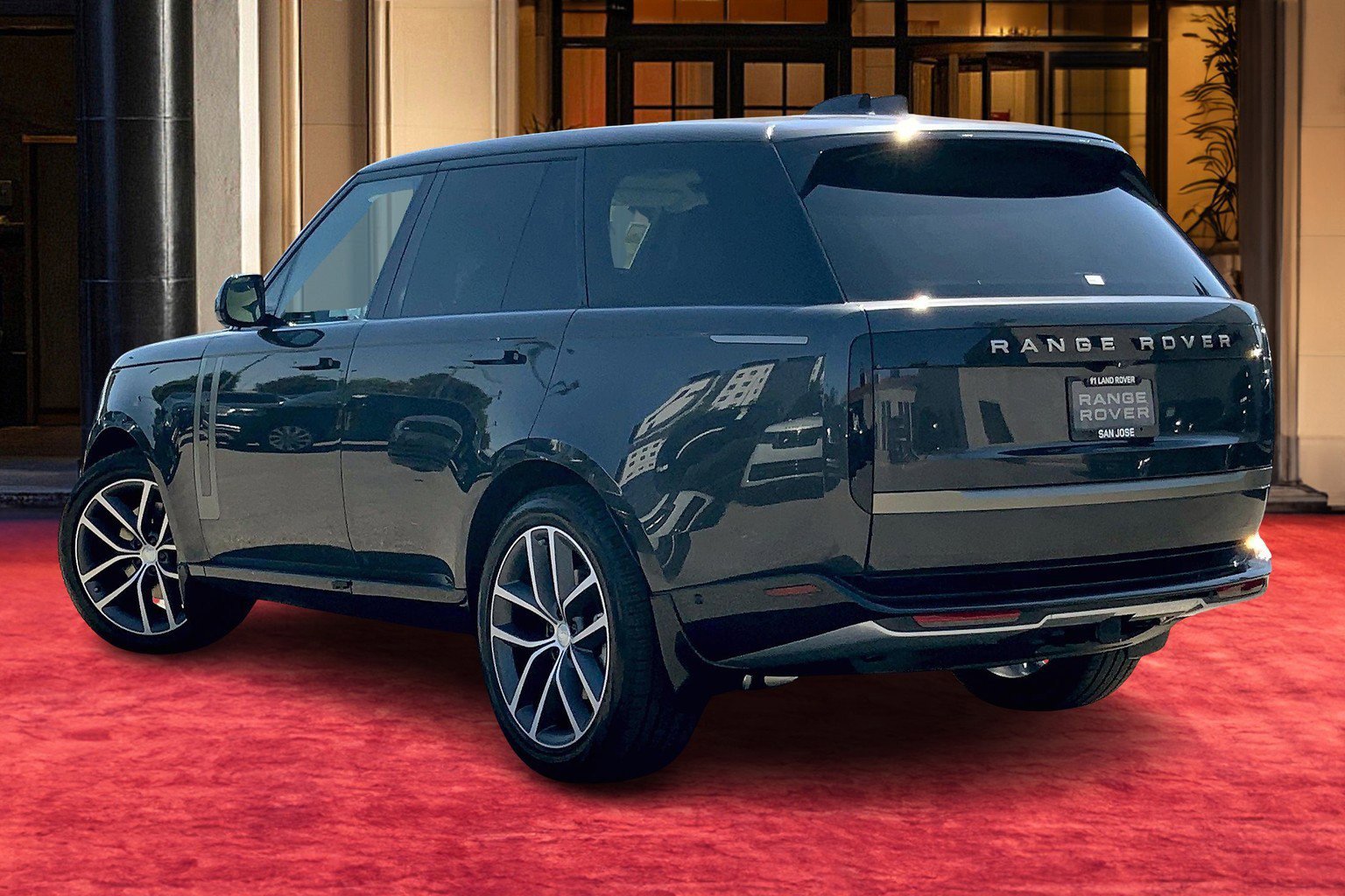 2025 Land Rover Range Rover SE photo 3
