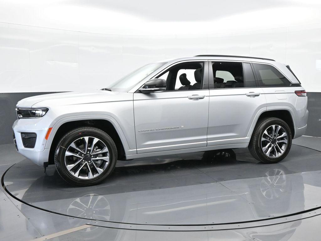 2024 Jeep Grand Cherokee Overland photo 2