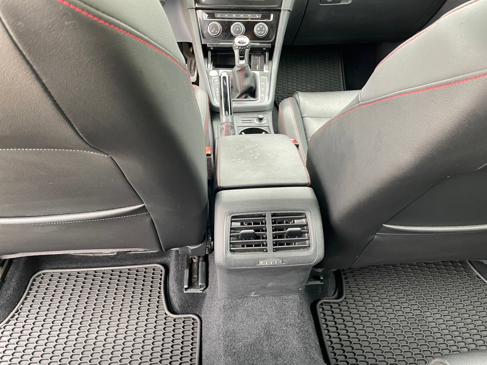 2016 Volkswagen Golf GTI SE photo 17
