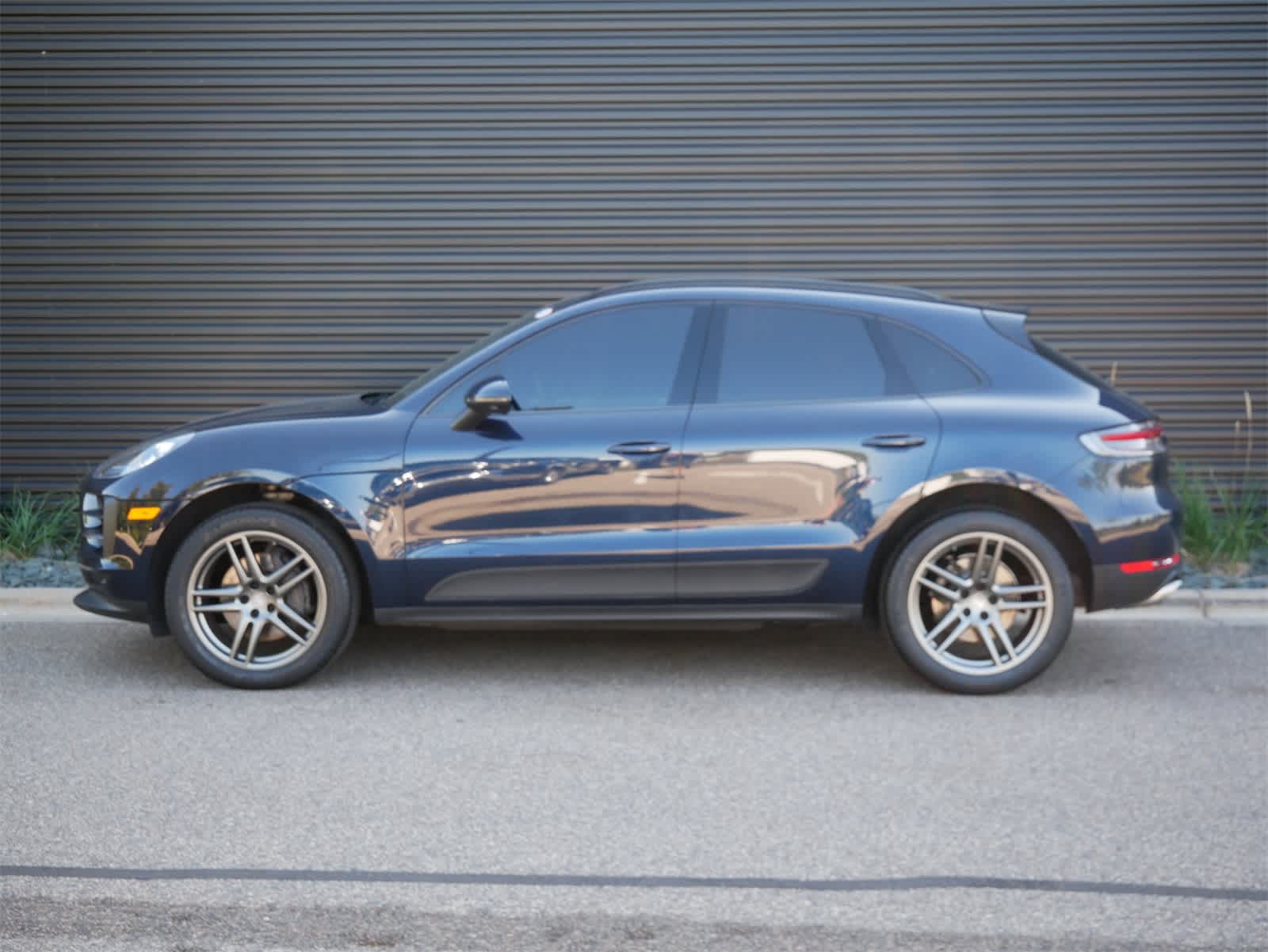 2021 Porsche Macan Base photo 2