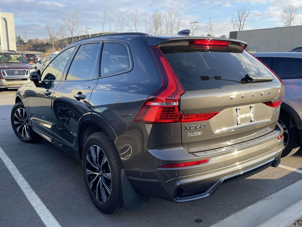 2024 Volvo XC60 B5 Plus photo 2