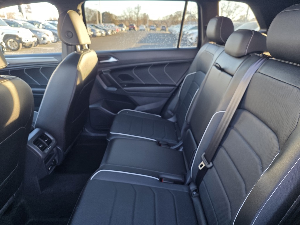 2024 Volkswagen Tiguan SEL R-Line Black photo 4