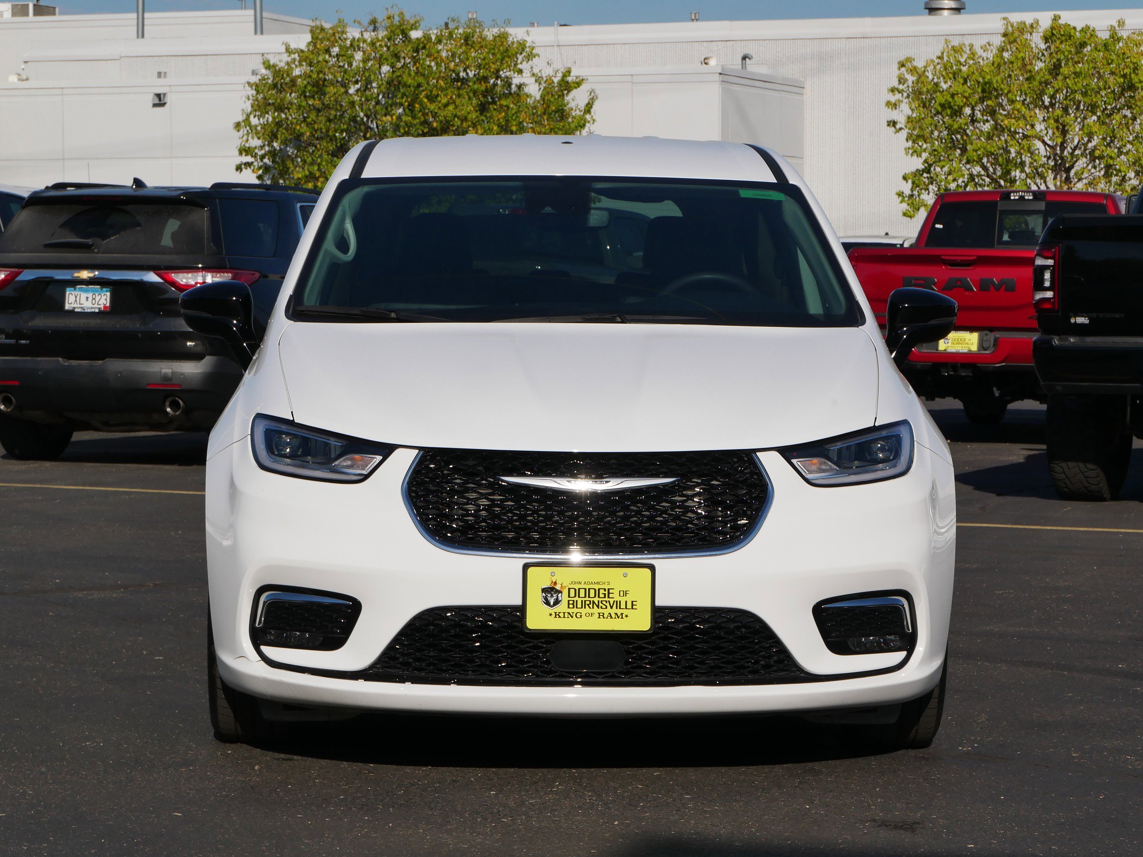 2024 Chrysler Pacifica Touring L photo 2