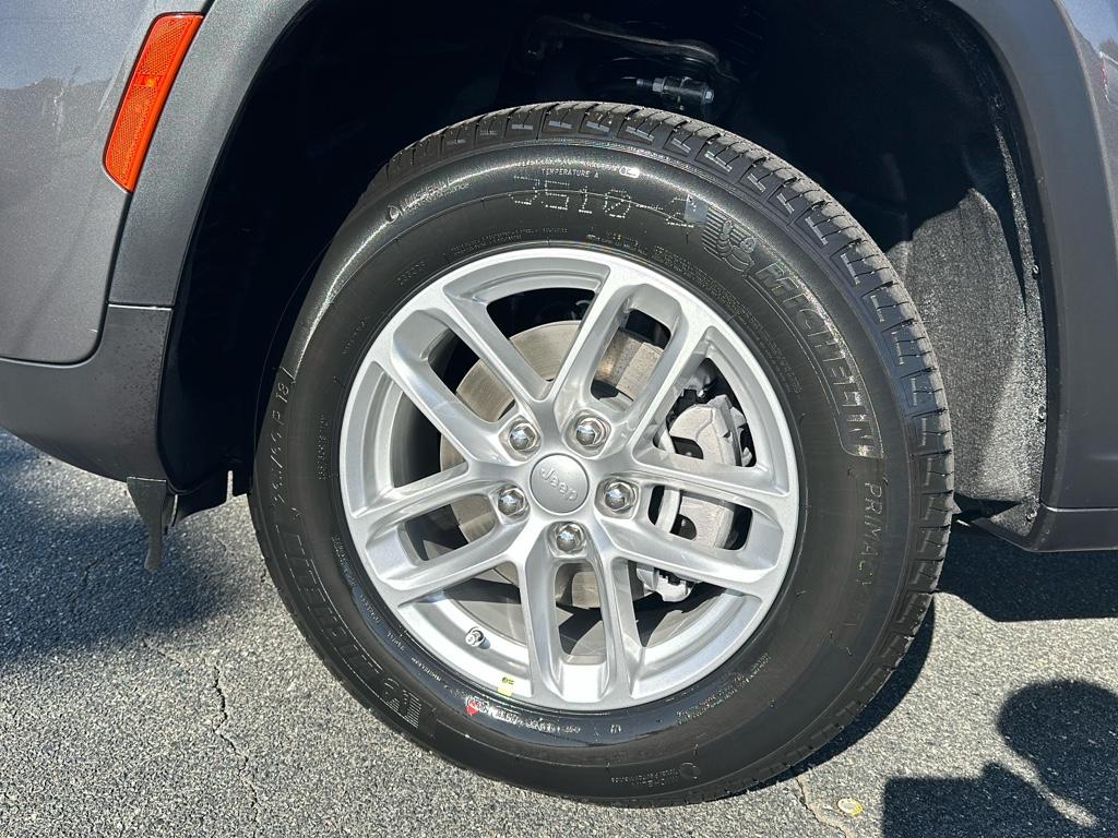 2025 Jeep Grand Cherokee Laredo photo 12