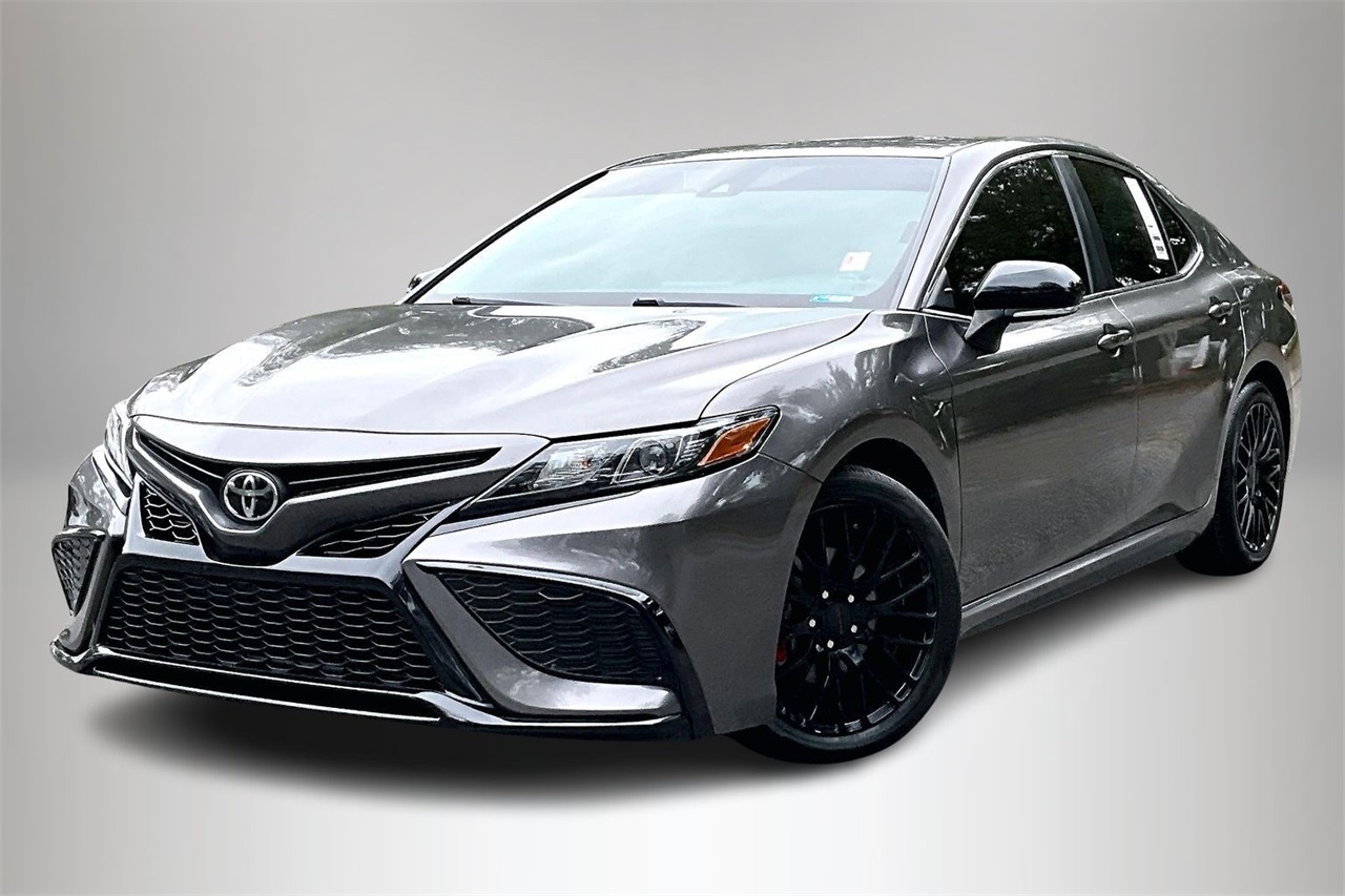 2022 Toyota Camry SE's photo