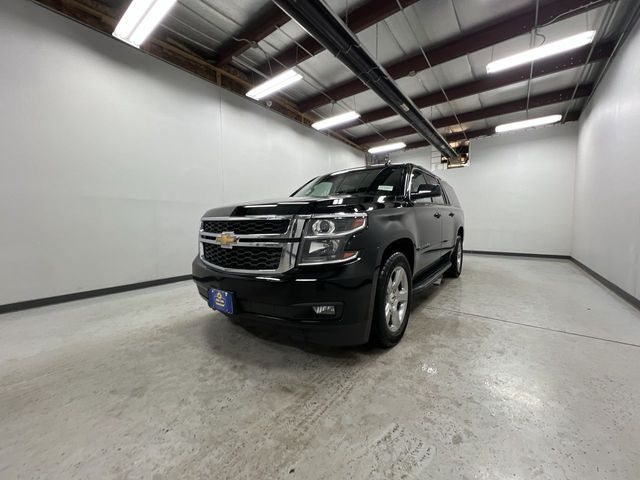 2017 Chevrolet Suburban LT photo 4