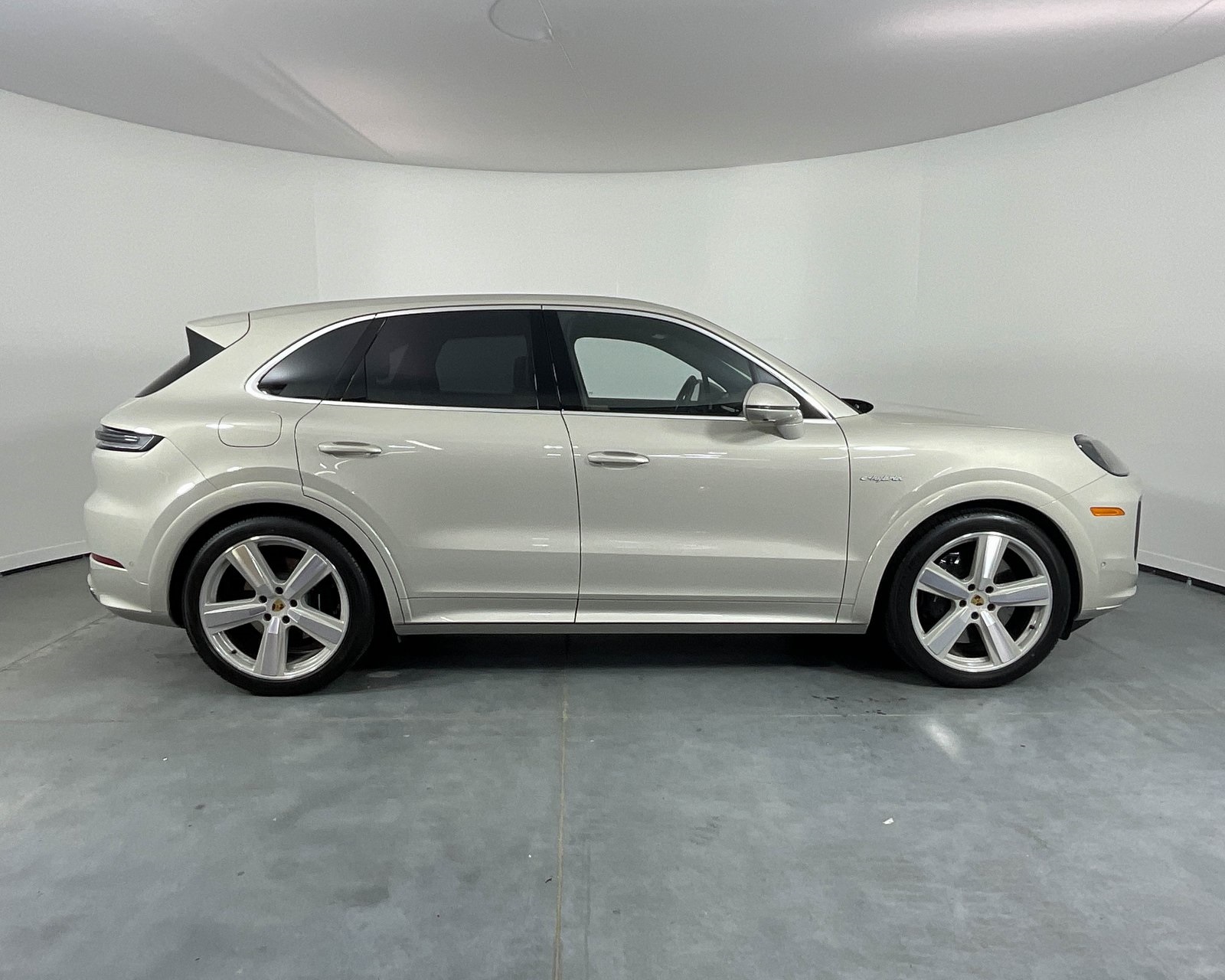 2024 Porsche Cayenne Turbo E-Hybrid photo 8