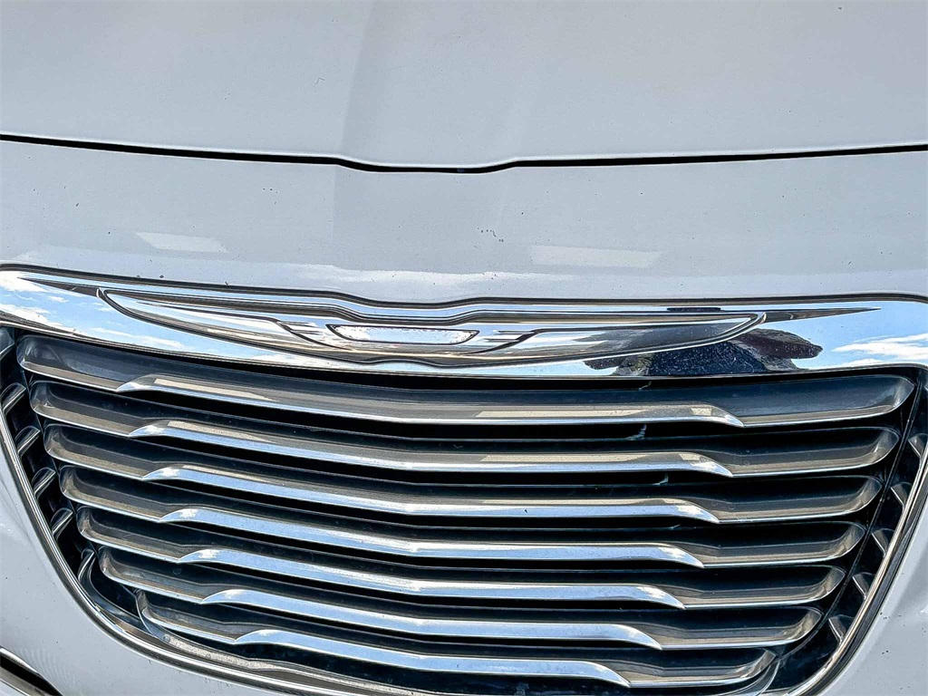 2013 Chrysler 300 C photo 2