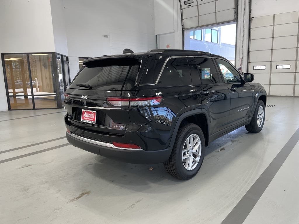 2025 Jeep Grand Cherokee Laredo photo 4