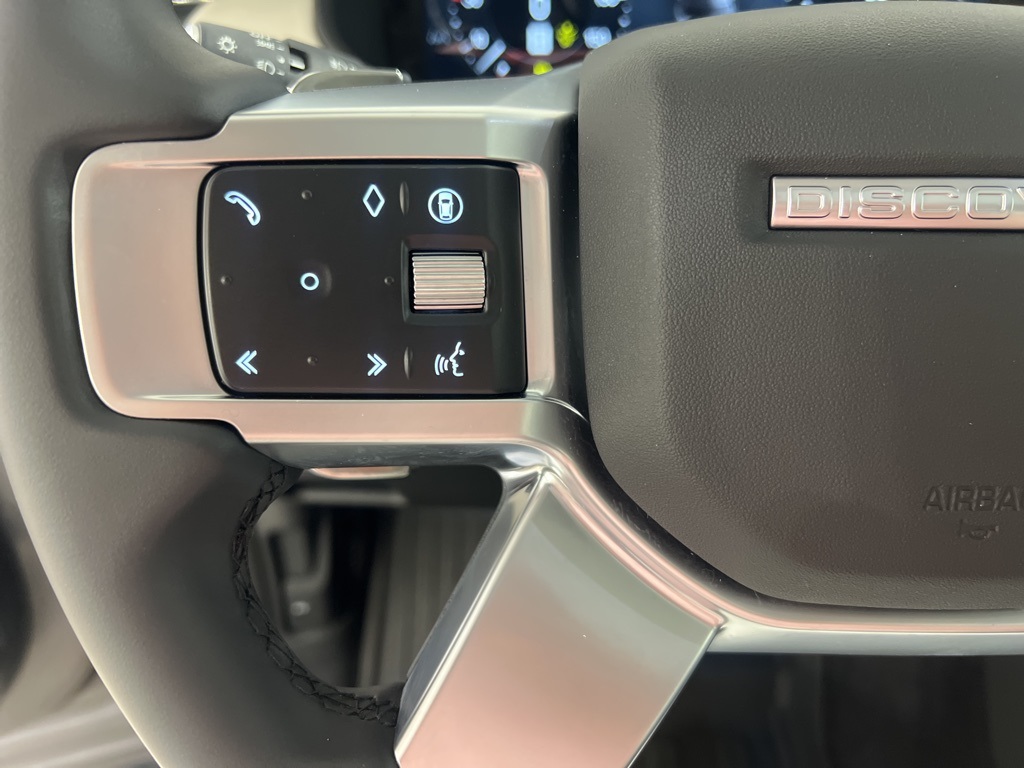 2025 Land Rover Discovery S photo 11