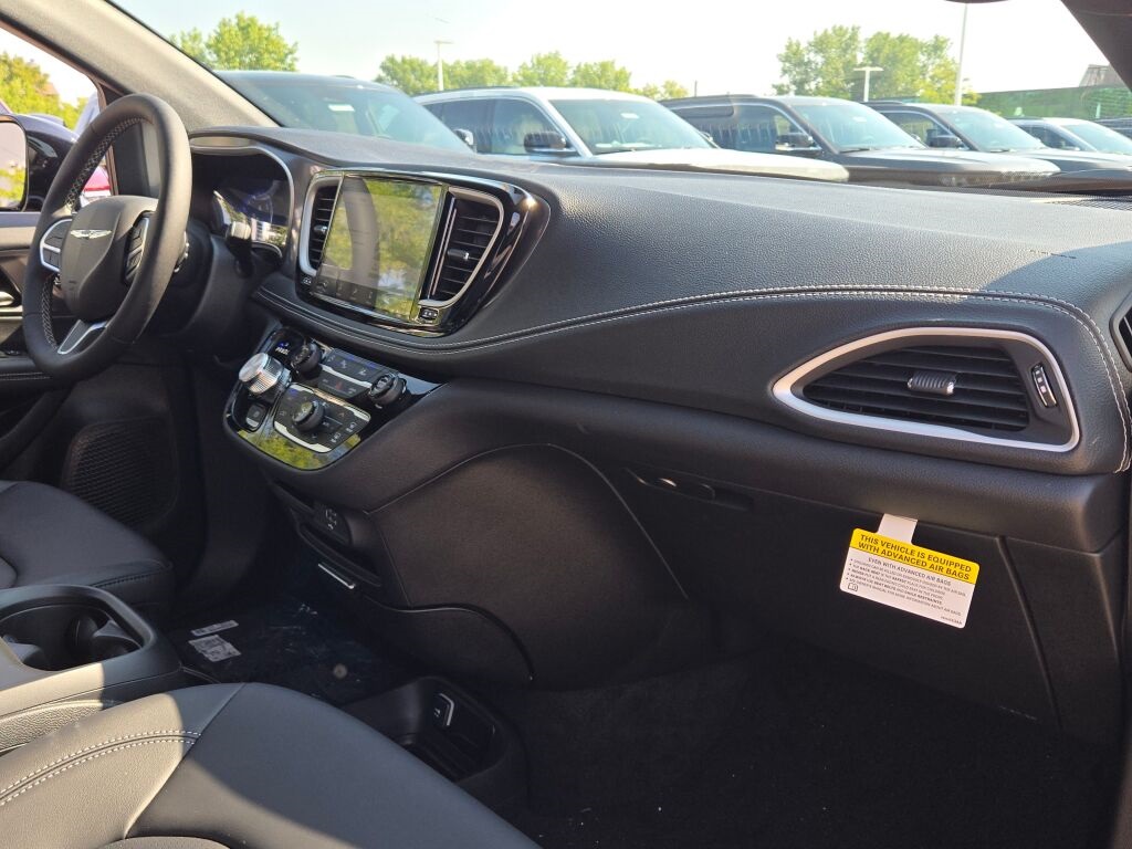 2026 Chrysler Pacifica photo 7