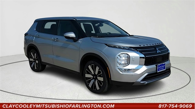 2025 Mitsubishi Outlander SE's photo