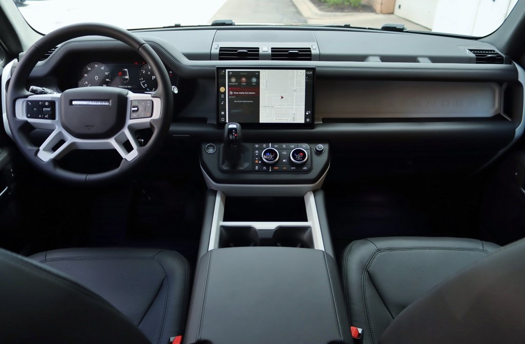 2025 LAND ROVER DEFENDER - Image 10
