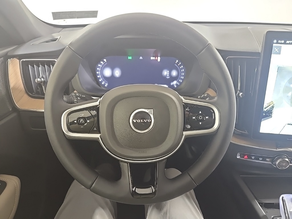 2026 Volvo XC60 Plus's photo