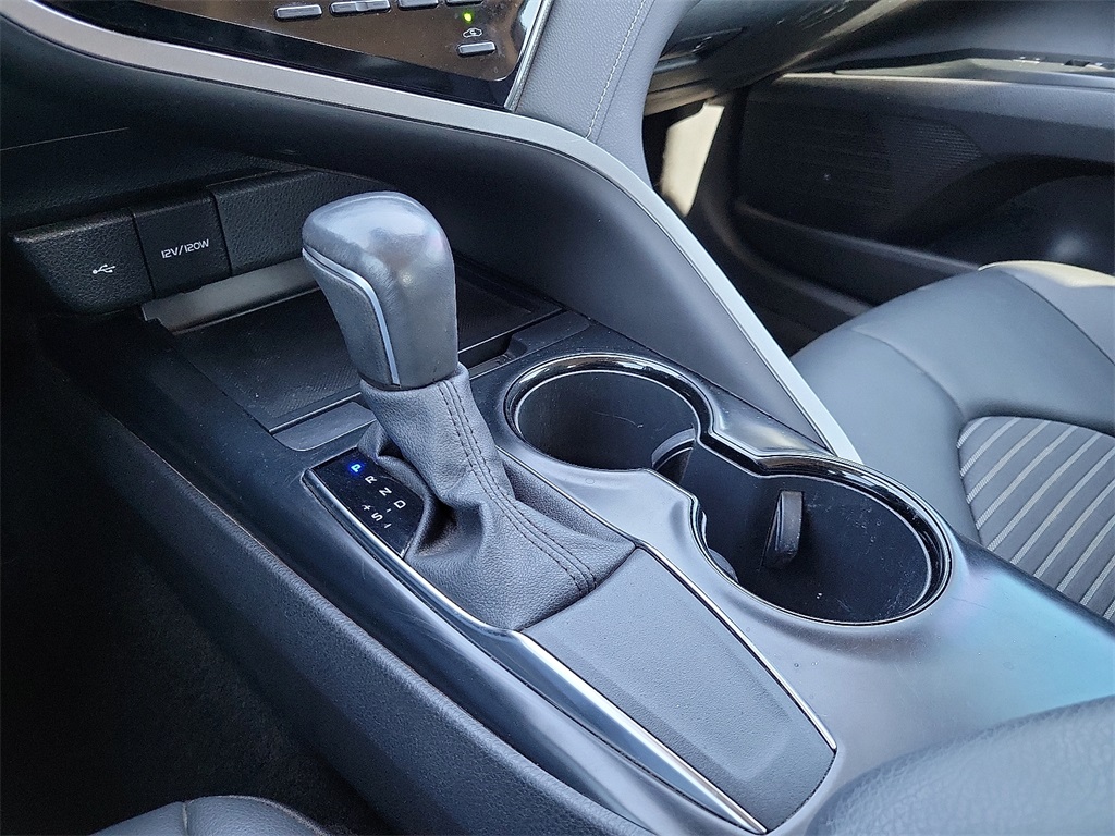 2020 Toyota Camry SE photo 25