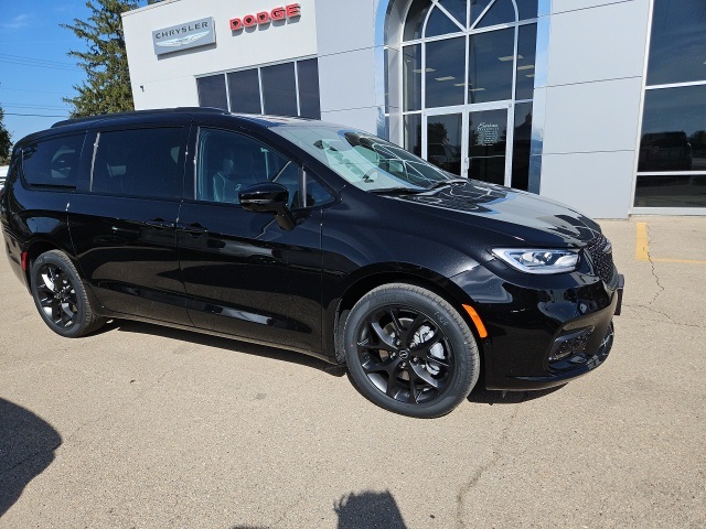 2026 Chrysler Pacifica photo 2