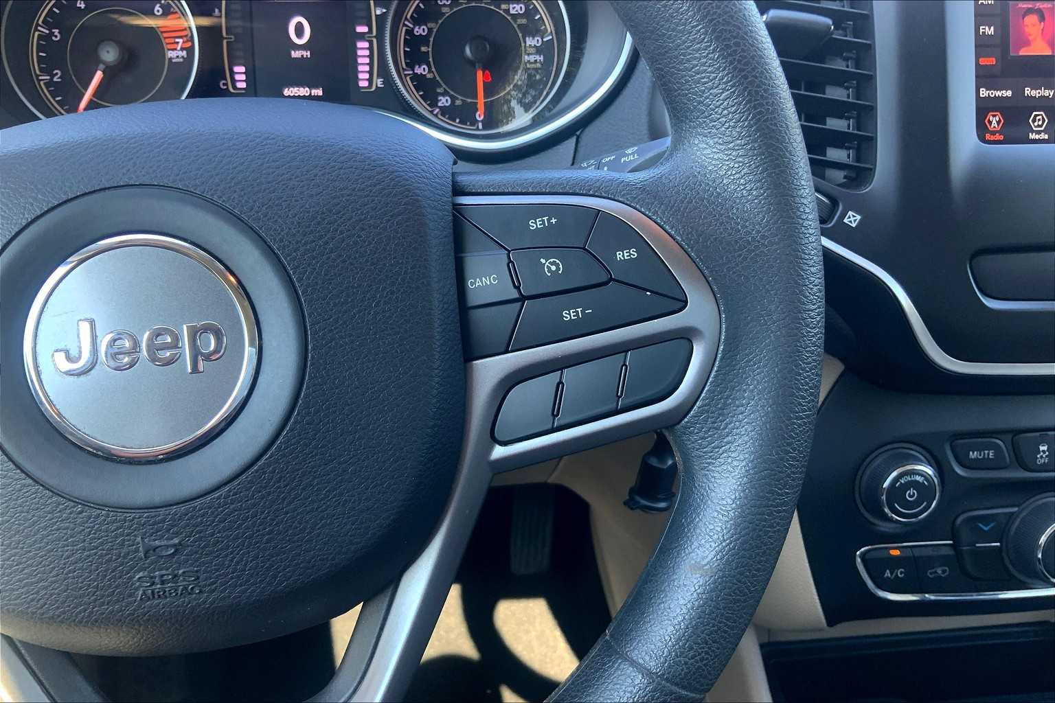 2020 Jeep Cherokee Latitude photo 25