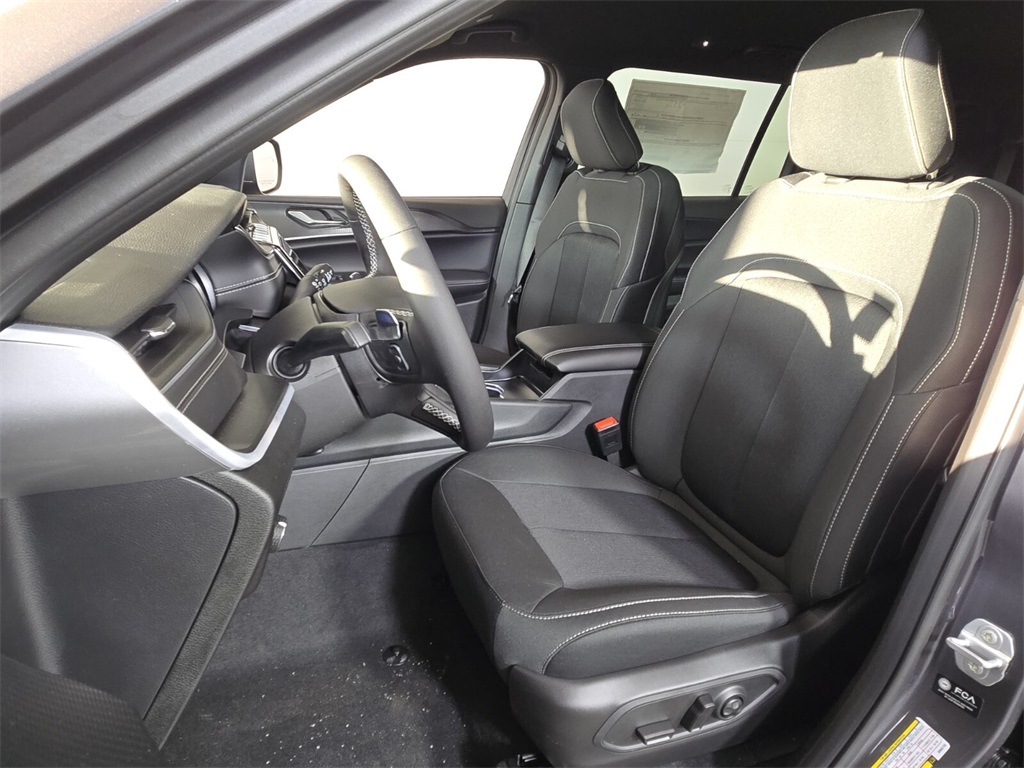 2025 Jeep Grand Cherokee Laredo photo 5