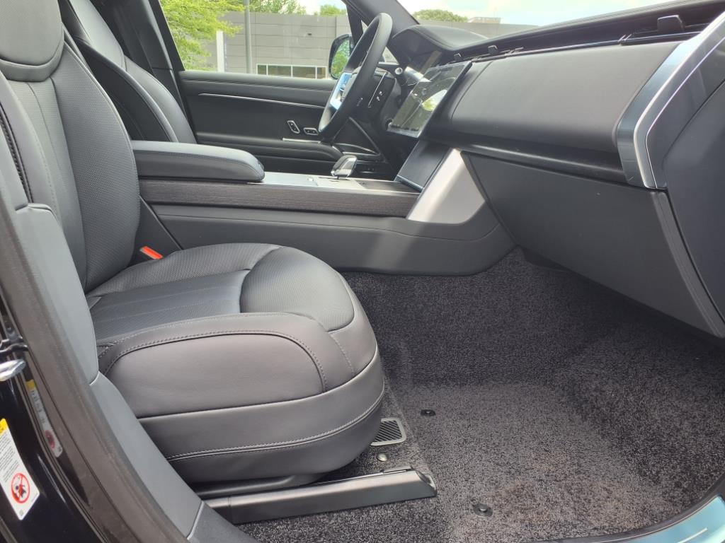 2025 Land Rover Range Rover SE photo 2