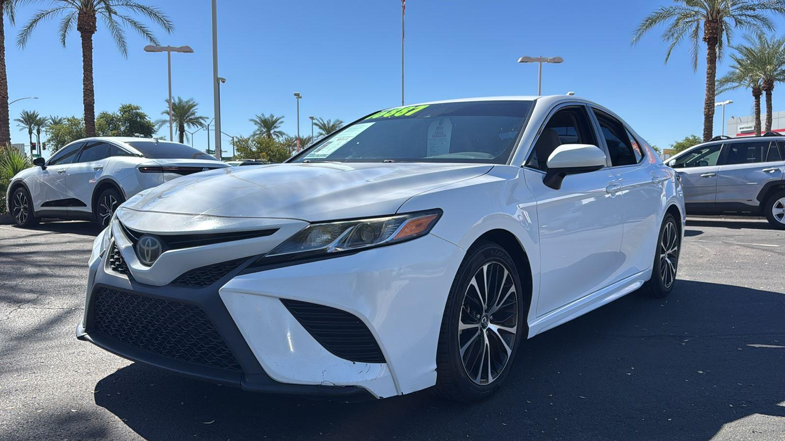 2018 Toyota Camry SE photo 3