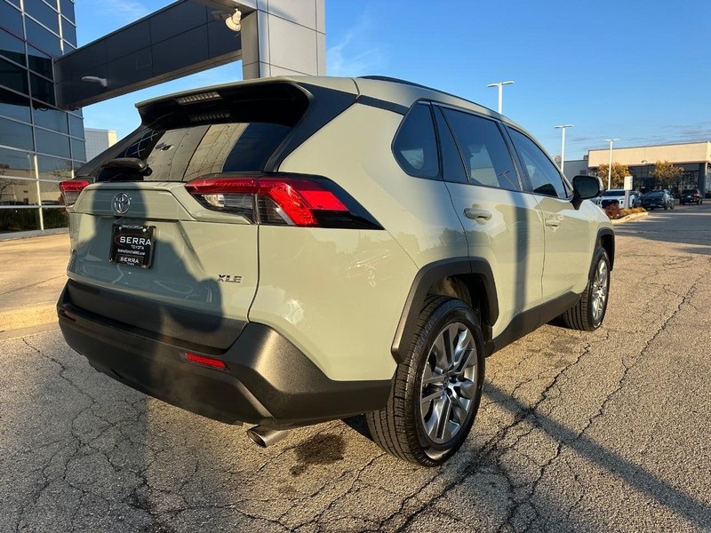 2022 Toyota RAV4 XLE Premium photo 3