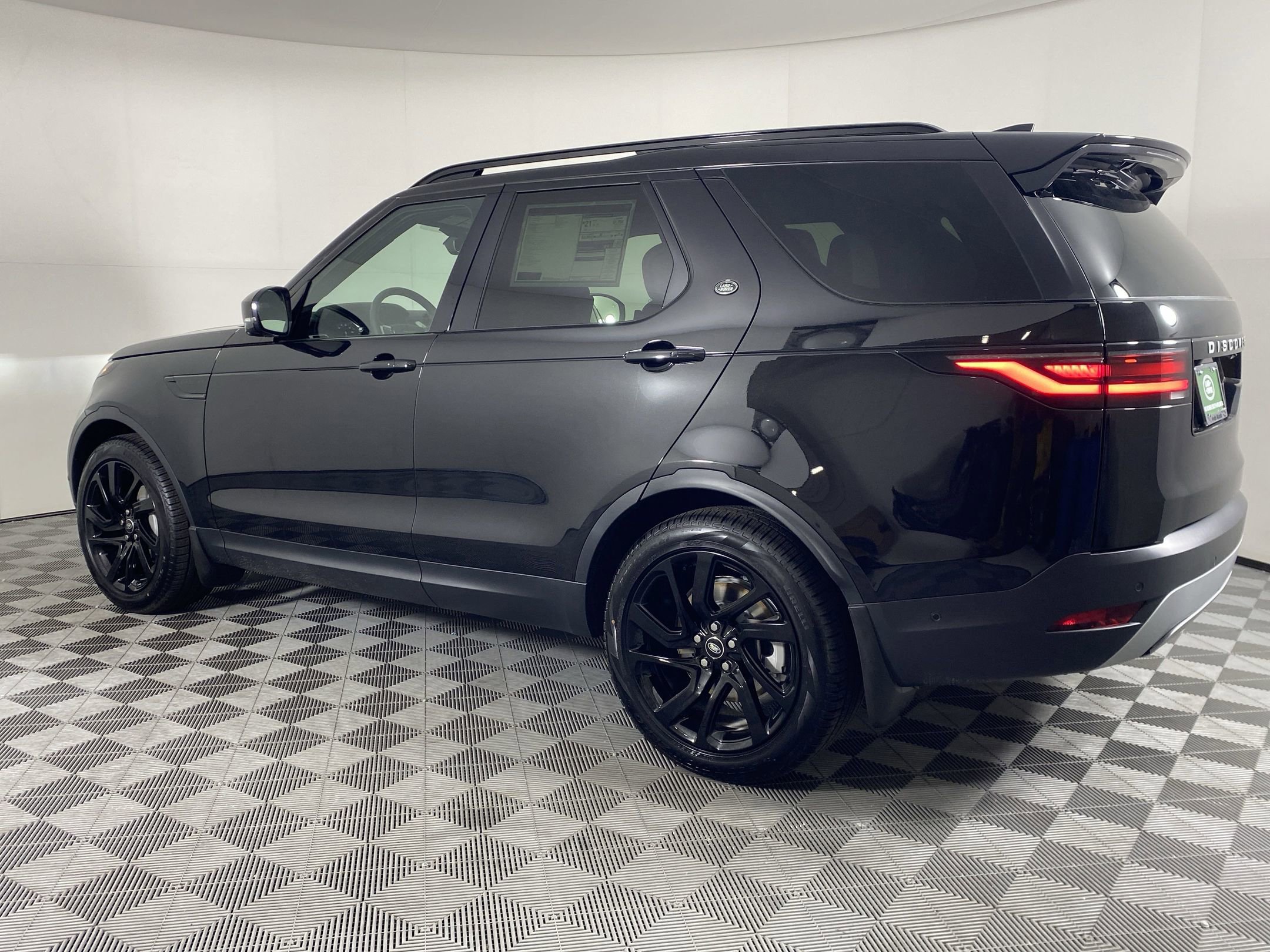 2025 Land Rover Discovery S photo 2