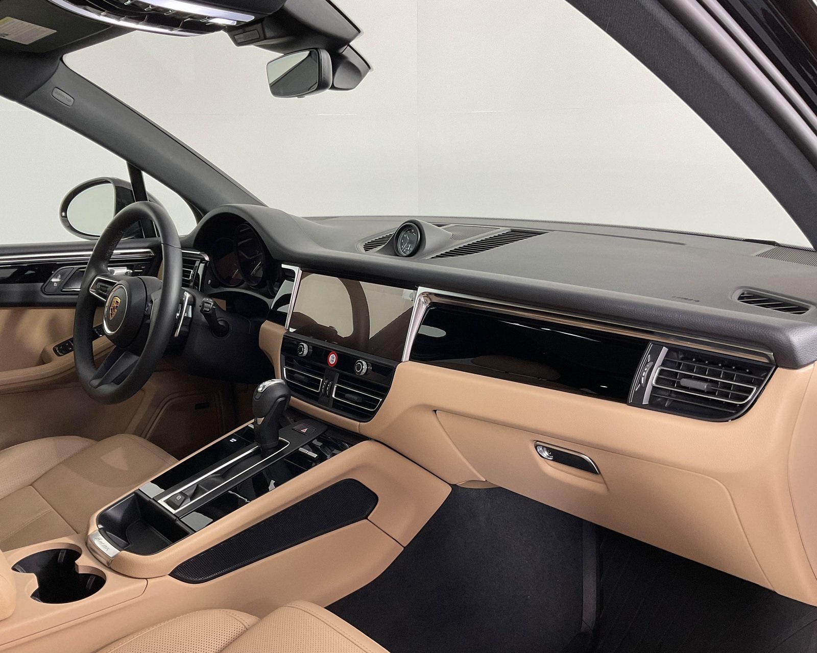 2024 Porsche Macan T photo 19