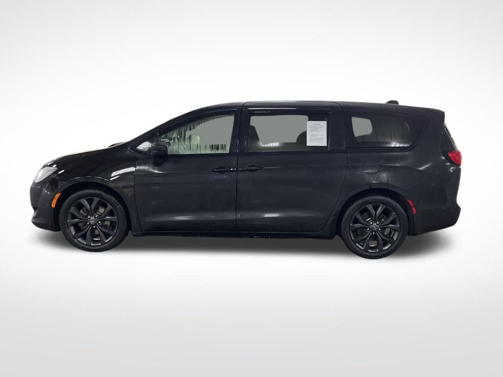 2020 Chrysler Pacifica Touring photo 2