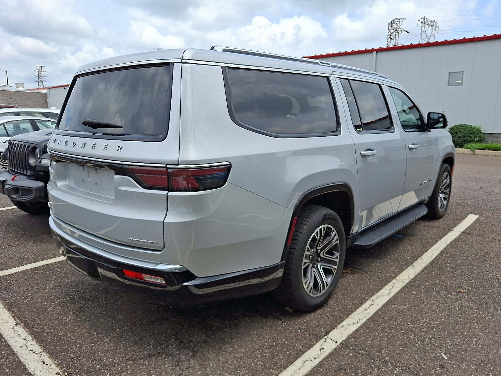 2023 Jeep Wagoneer L Series II photo 3