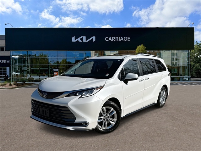 2024 Toyota Sienna Limited's photo