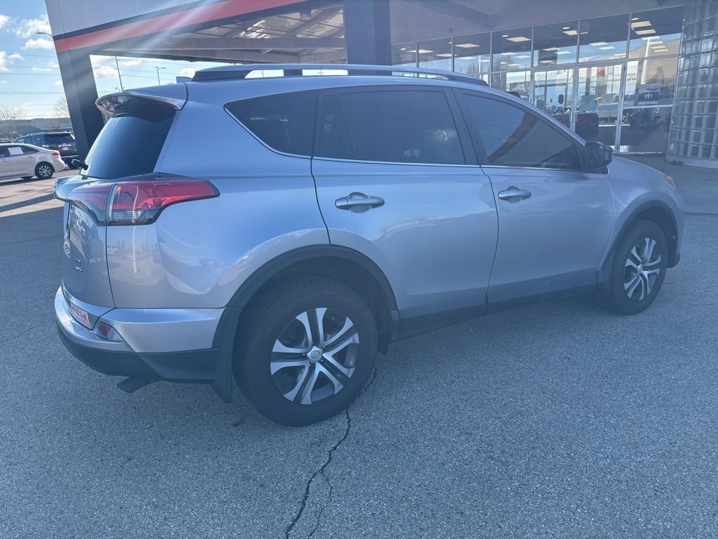 2017 Toyota RAV4 LE photo 4