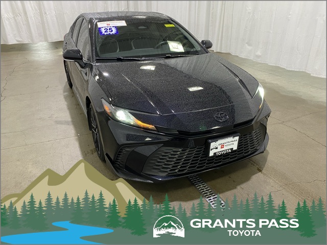 2025 Toyota Camry SE's photo