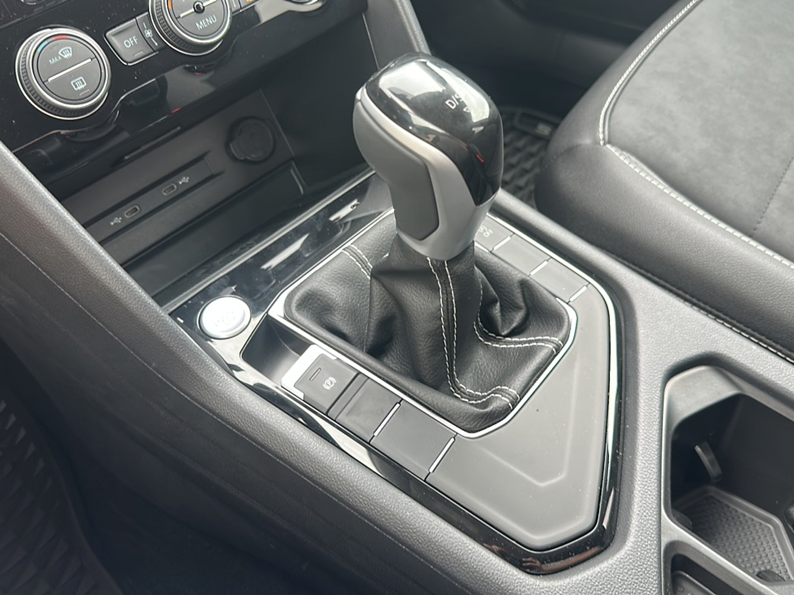 New 2024 Deep Black Pearl Effect Volkswagen SE image 24