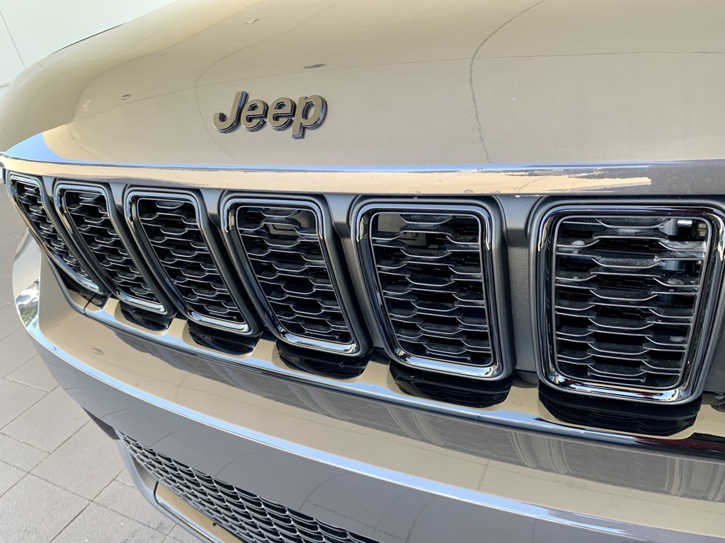 2025 Jeep Grand Cherokee Limited photo 2