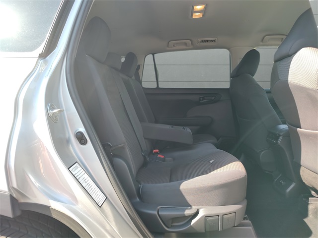 2021 Toyota Highlander LE photo 10